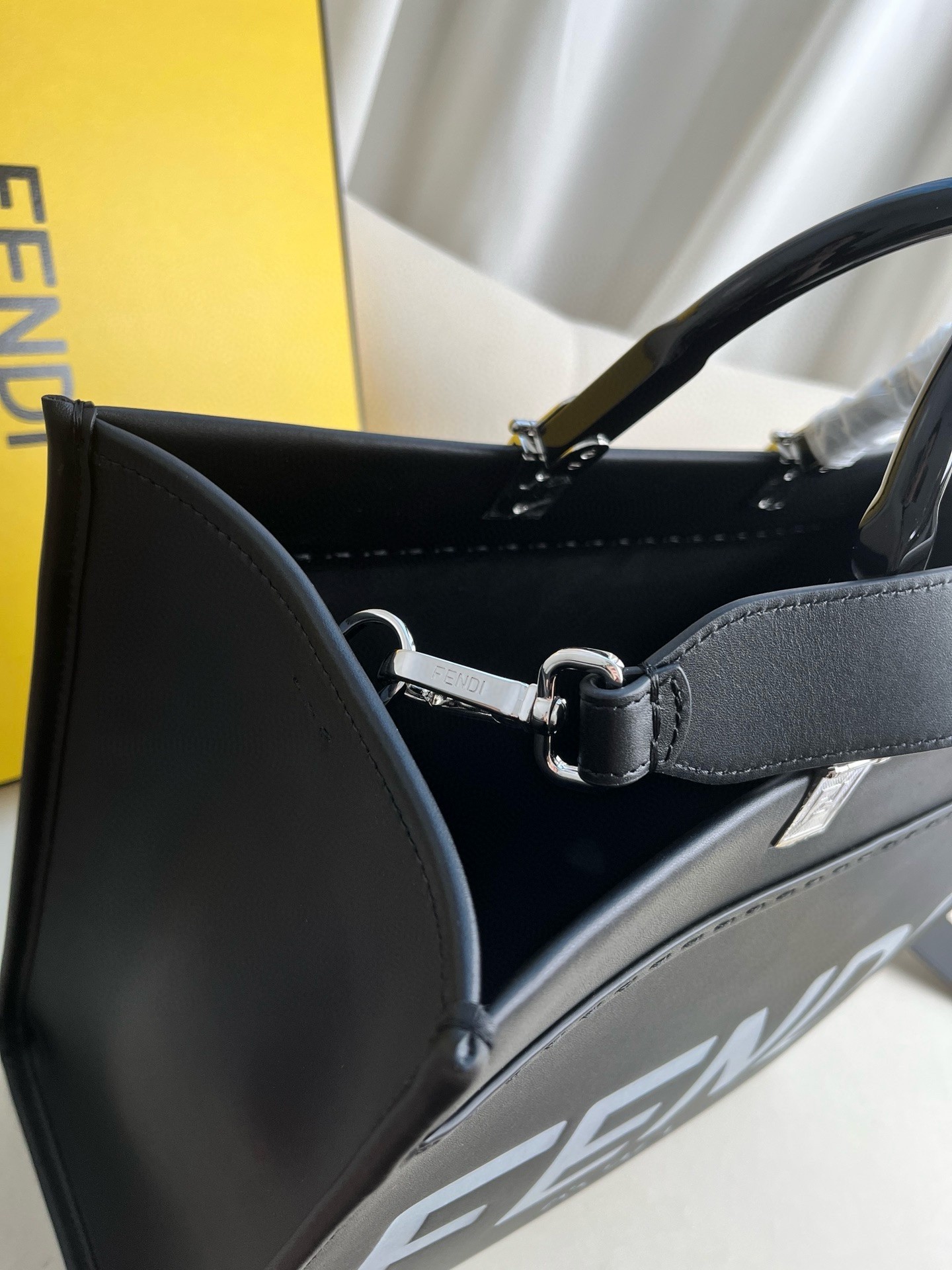 Fendi Sunshine Medium Tote Bag In Noir Calfskin 588