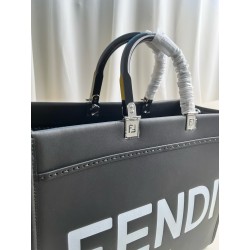 Fendi Sunshine Medium Tote Bag In Noir Calfskin 588