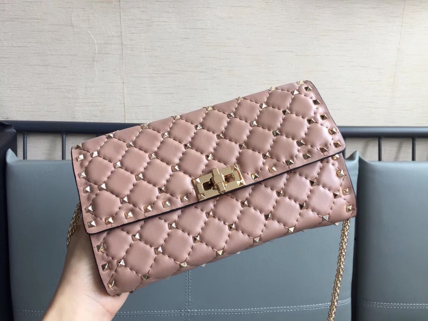 Valentino Rockstud Spike Chain Clutch In Poudre Lambskin 708