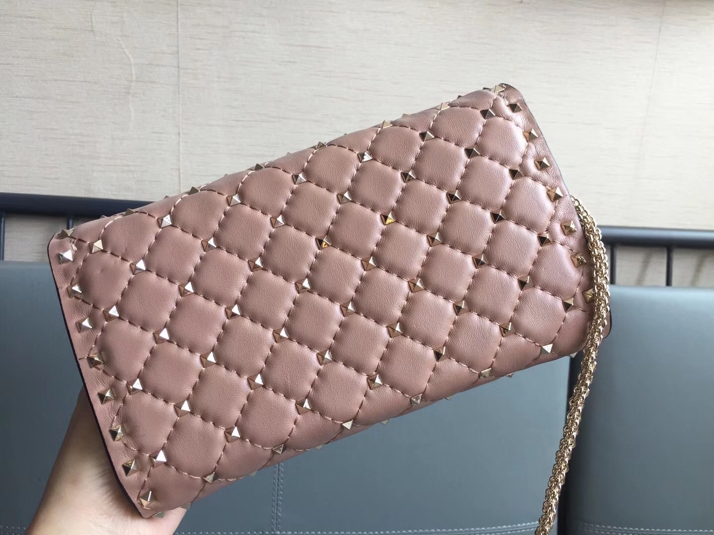 Valentino Rockstud Spike Chain Clutch In Poudre Lambskin 708