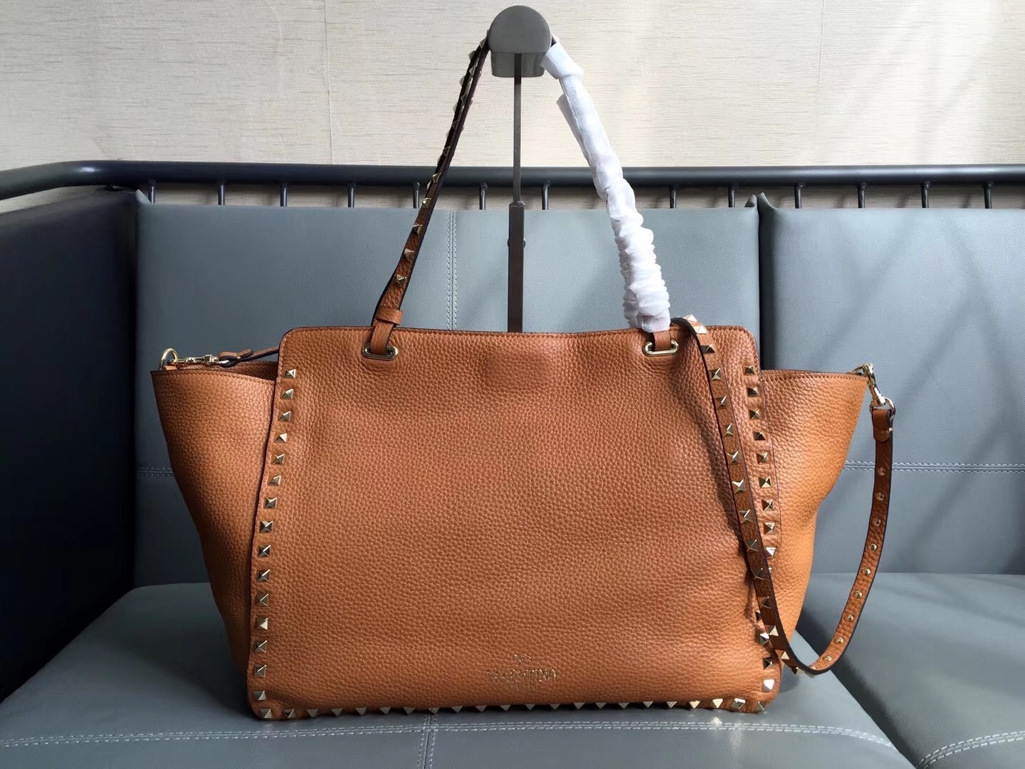 Valentino Medium Rockstud Tote Bag In Brown Grainy Calfskin 536