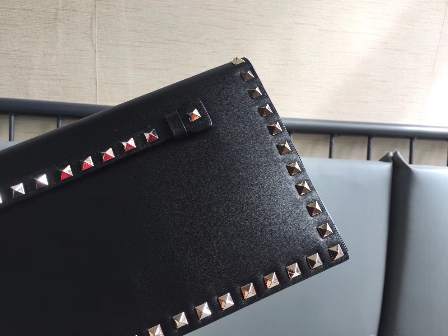 Valentino Rockstud Medium Clutch In Black Calfskin  710