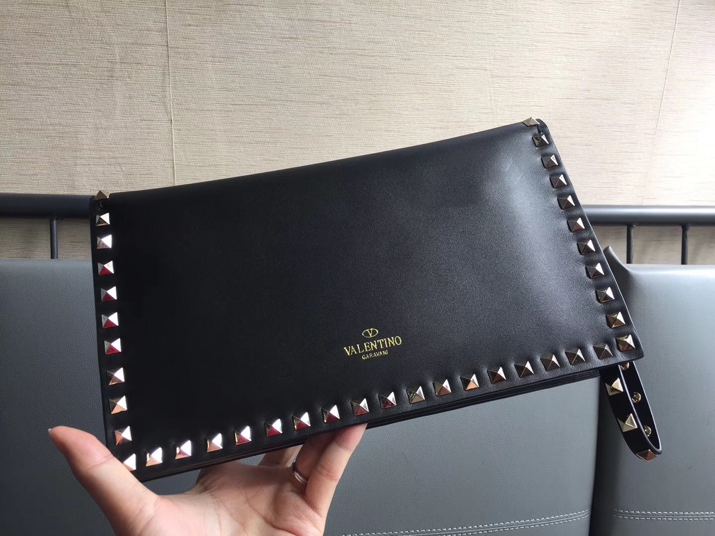 Valentino Rockstud Medium Clutch In Black Calfskin  710