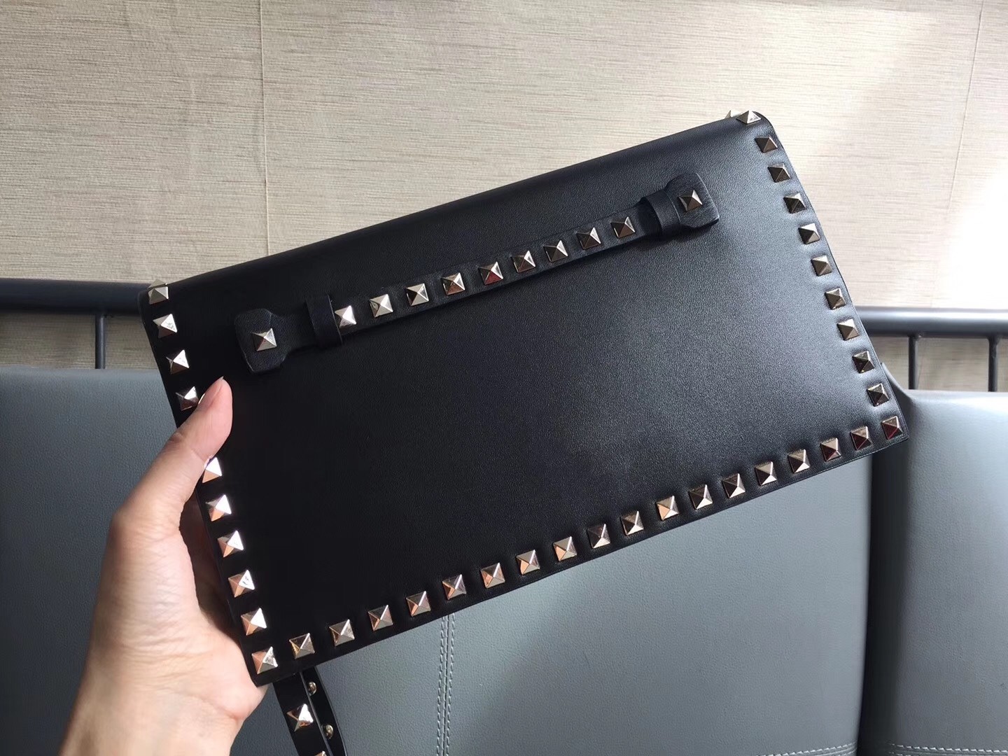 Valentino Rockstud Medium Clutch In Black Calfskin  710