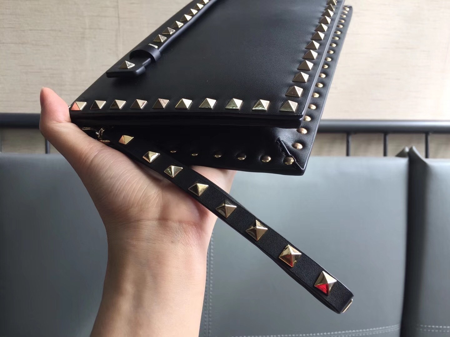 Valentino Rockstud Medium Clutch In Black Calfskin  710