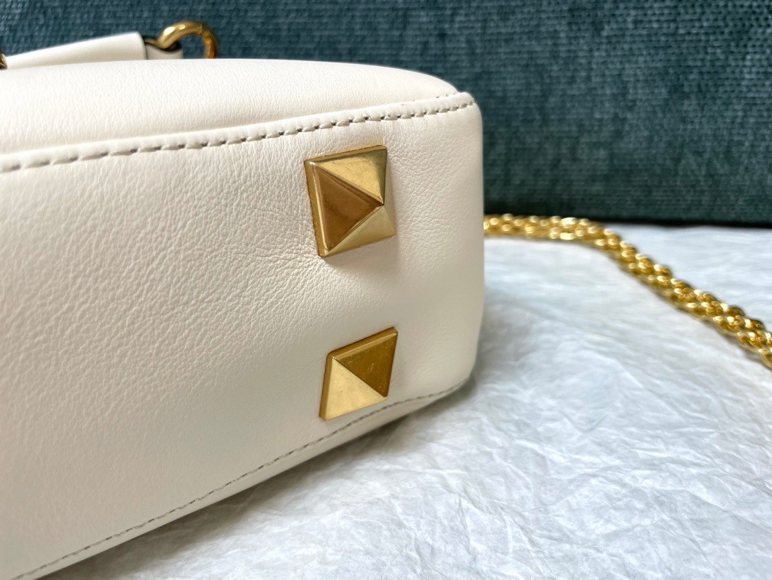 Valentino Stud Sign Shoulder Bag In White Nappa Leather 424