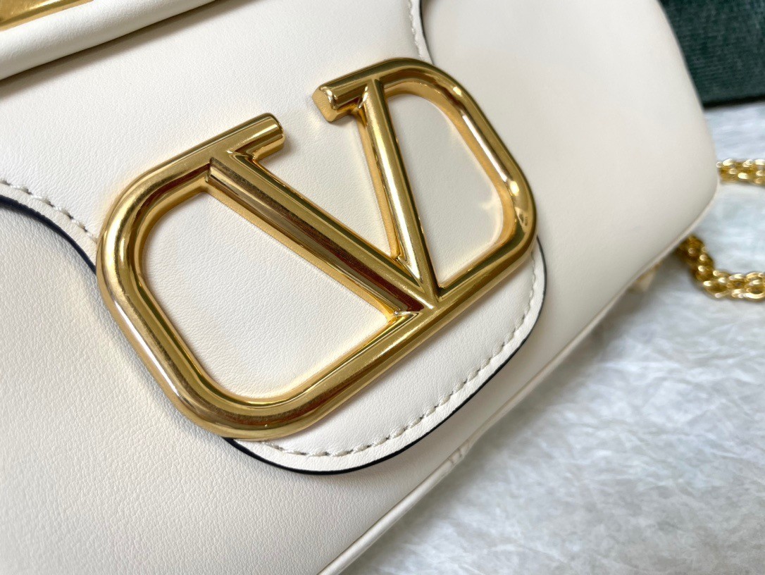 Valentino Stud Sign Shoulder Bag In White Nappa Leather 424