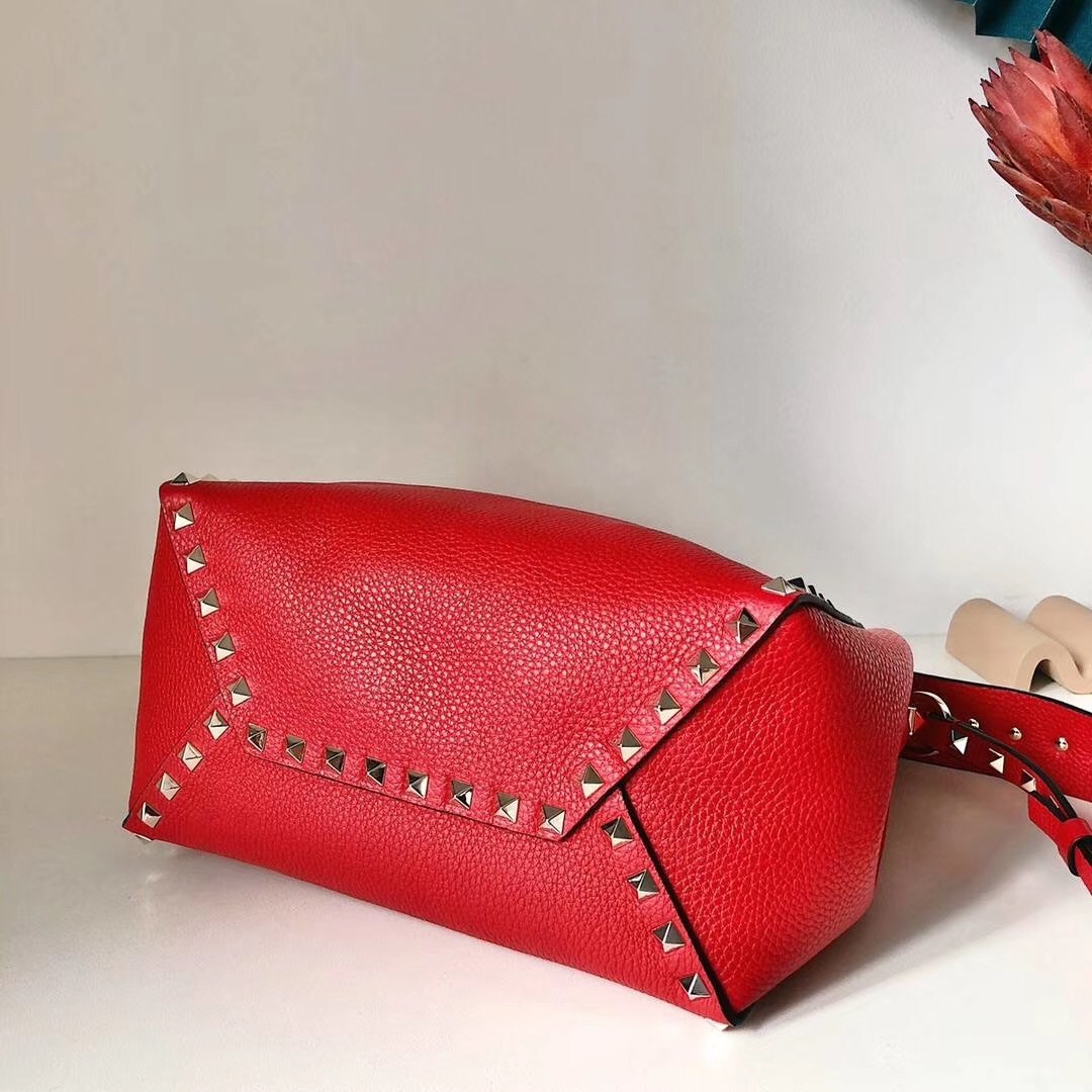 Valentino Small Rockstud Bucket Bag In Red Grained Calfskin 802