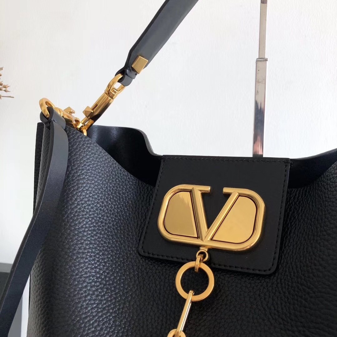 Valentino Escape Hobo Bag In Black Grained Calfskin 084