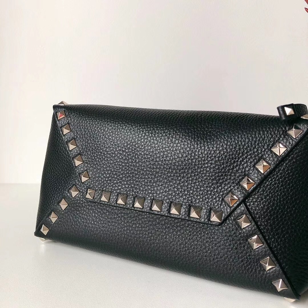 Valentino Small Rockstud Bucket Bag In Black Grained Calfskin 609