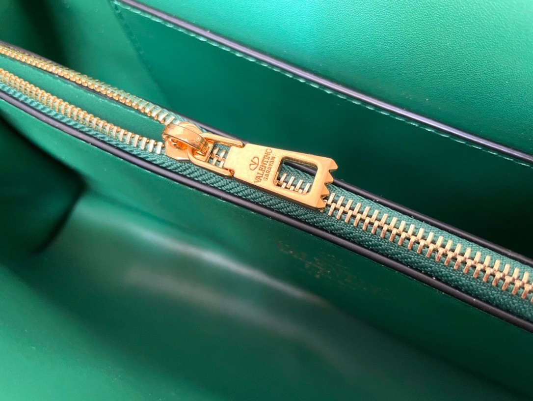 Valentino Stud Sign Shoulder Bag In Green Nappa Leather 088