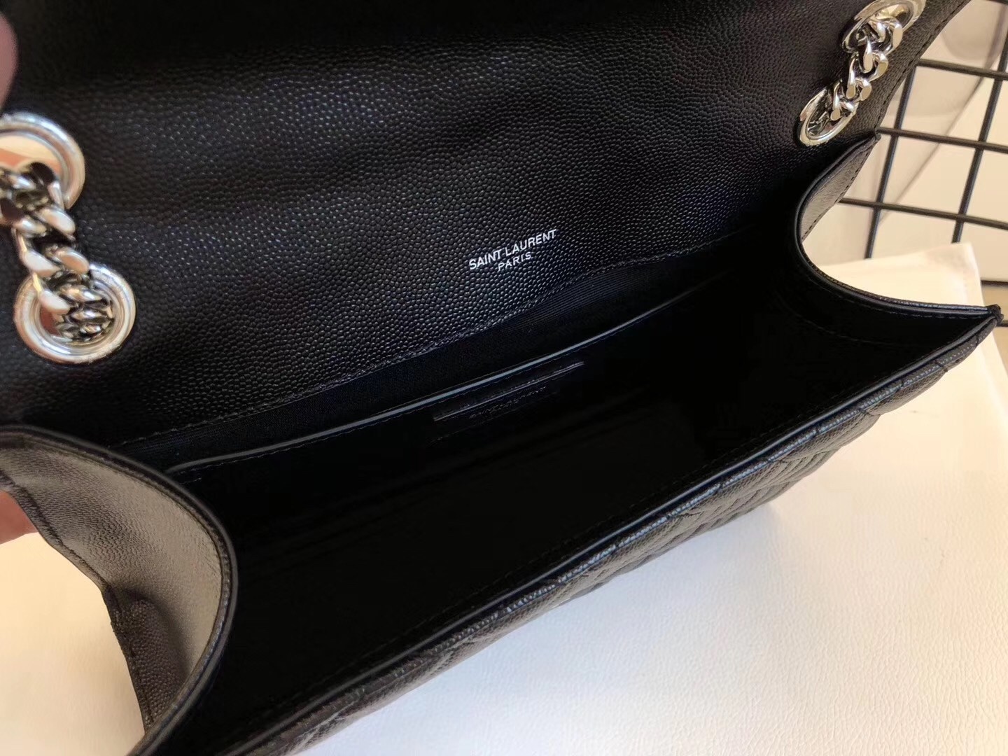Saint Laurent Medium Envelope Bag In Noir Grained Leather 787