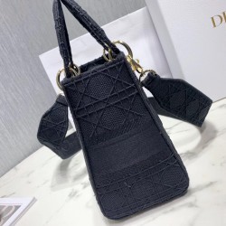 Dior Medium Lady D-Lite Bag In Black Embroidered Canvas 546