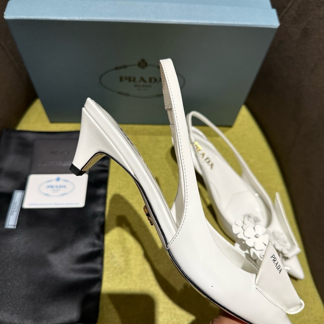 Prada Pumps 45mm in White Leather with Floral Appliques 657