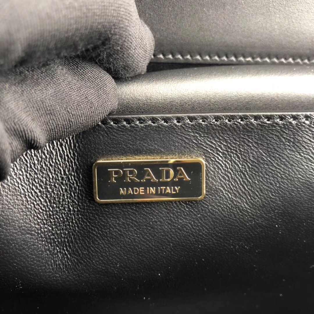 Prada Large Cahier Bag In White/Black Leather 620