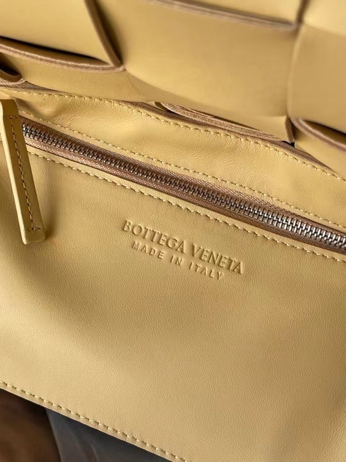 Bottega Veneta Cassett Bag In Beige Intrecciato Lambskin 717