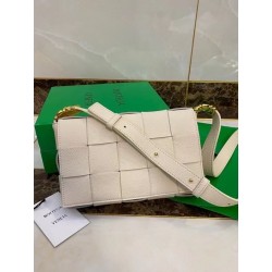 Bottega Veneta Cassette Bag In White Grained Leather 912