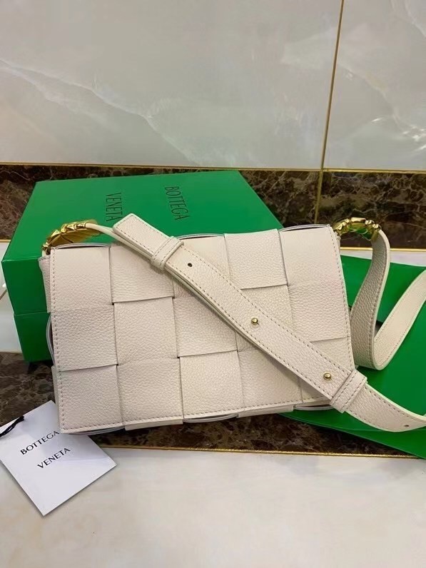 Bottega Veneta Cassette Bag In White Grained Leather 912