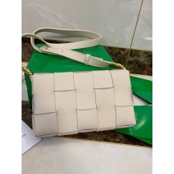 Bottega Veneta Cassette Bag In White Grained Leather 912