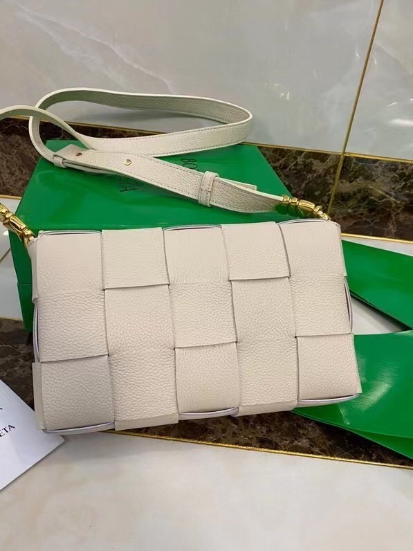 Bottega Veneta Cassette Bag In White Grained Leather 912