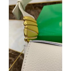 Bottega Veneta Cassette Bag In White Grained Leather 912