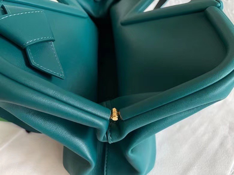 Bottega Veneta Medium Point Top Handle Bag In Mallard Leather 340