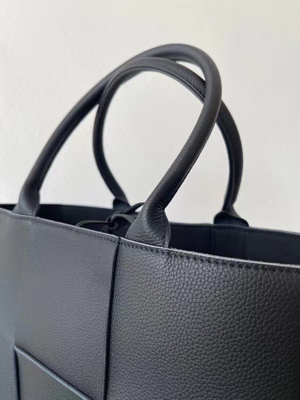 Bottega Veneta Arco Medium Tote In Black Intrecciato Leather 710