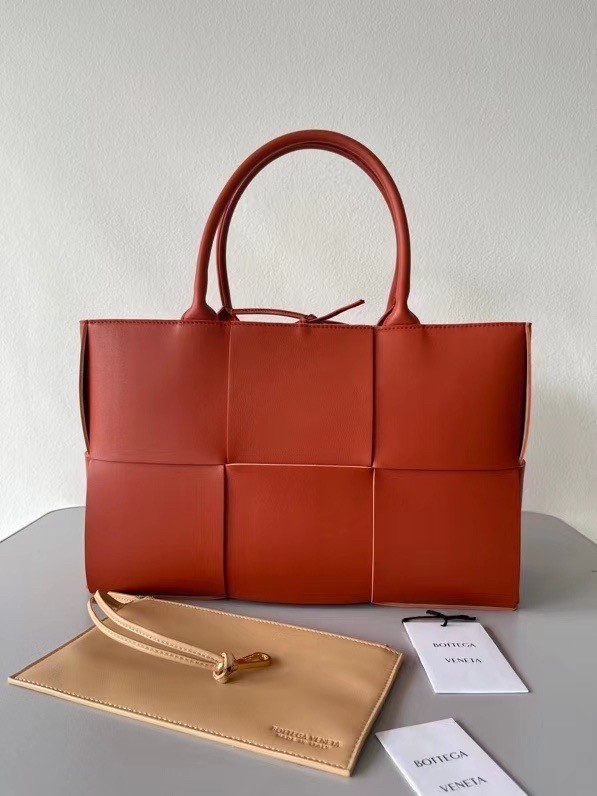 Bottega Veneta Arco Medium Tote In Maple Intrecciato Lambskin 051