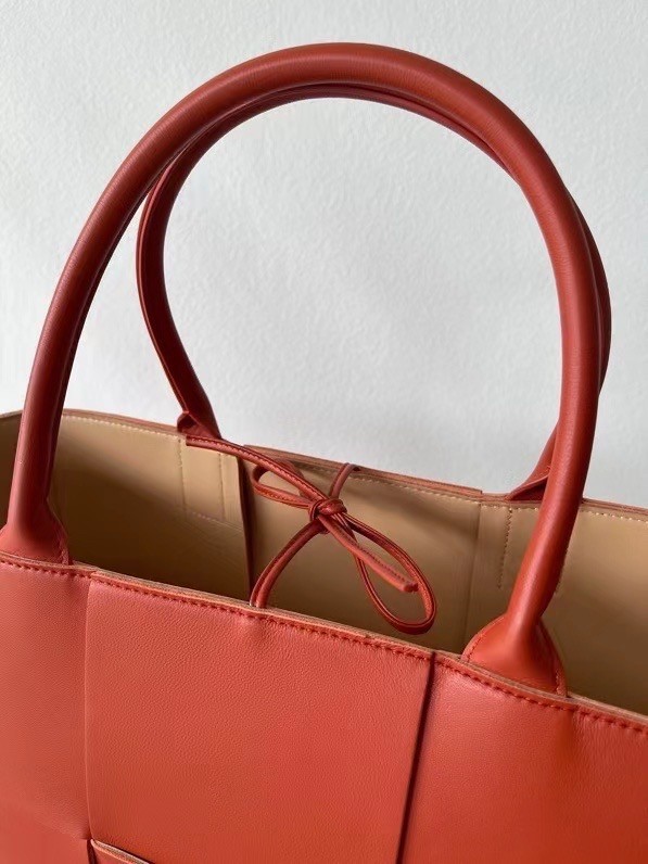 Bottega Veneta Arco Medium Tote In Maple Intrecciato Lambskin 051