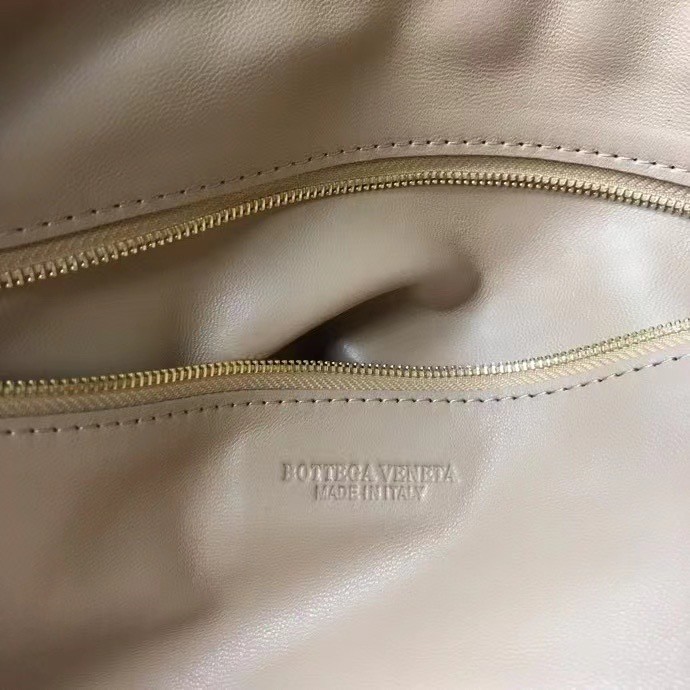 Bottega Veneta BV Jodie Small Bag In Beige Intrecciato Leather 259