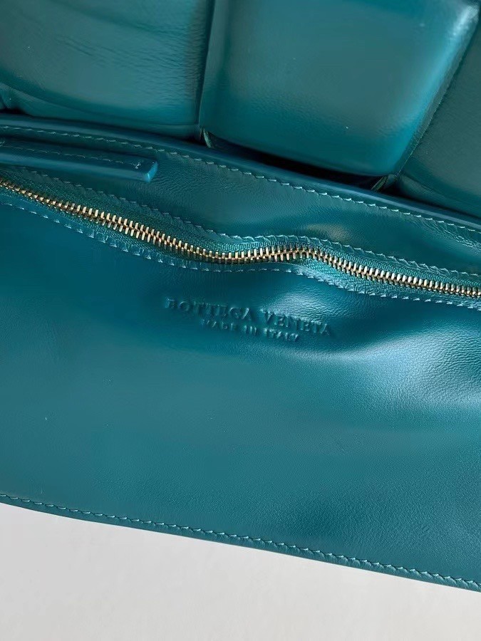 Bottega Veneta Padded Cassette Bag In Mallard Lambskin 978