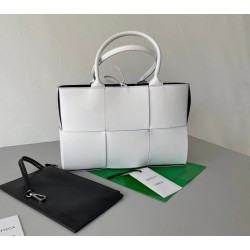 Bottega Veneta Arco Medium Tote In White Intrecciato Lambskin 269