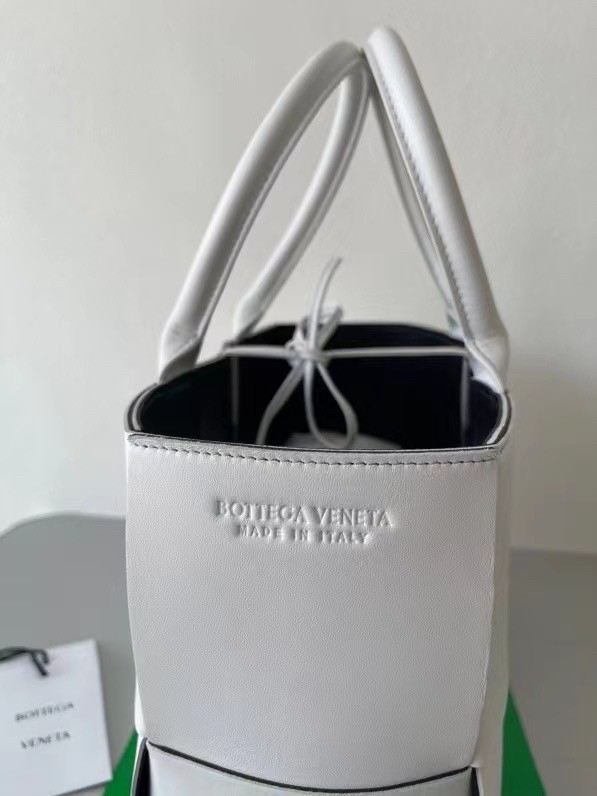 Bottega Veneta Arco Medium Tote In White Intrecciato Lambskin 269