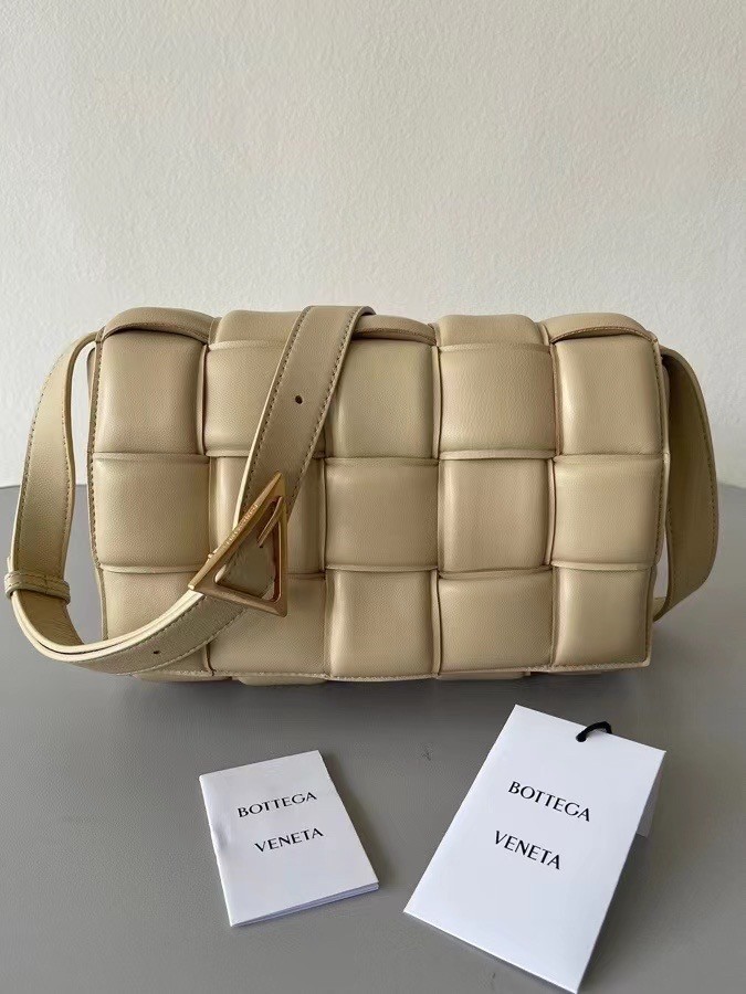 Bottega Veneta Padded Cassette Bag In Porridge Lambskin 761