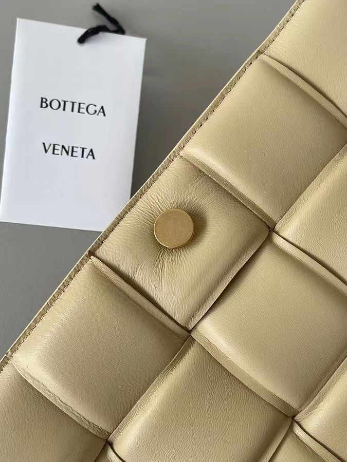 Bottega Veneta Padded Cassette Bag In Porridge Lambskin 761