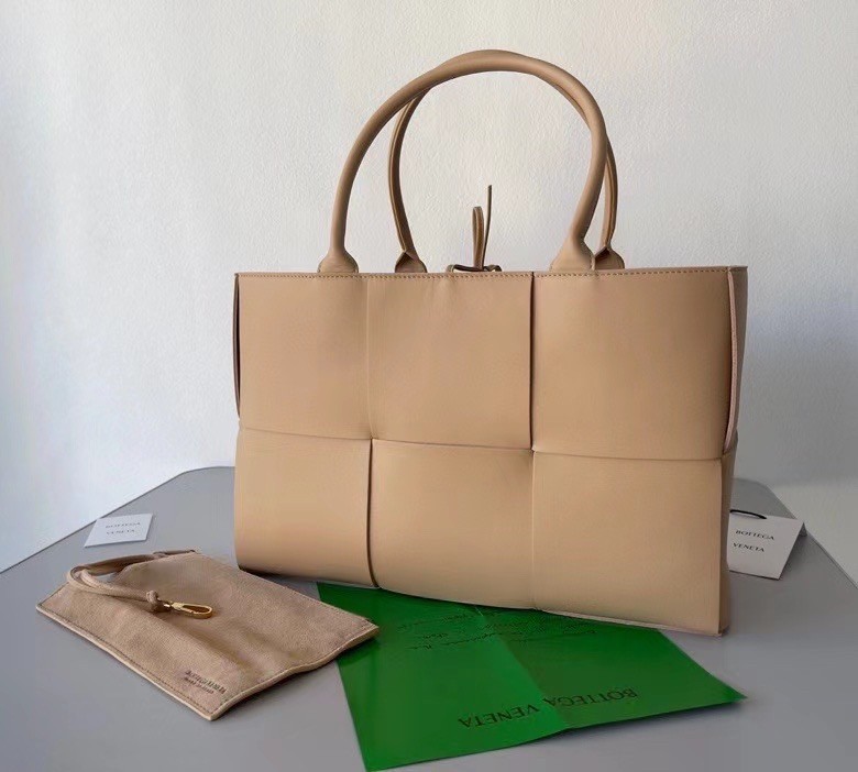 Bottega Veneta Arco Medium Tote In Beige Intrecciato Lambskin 928