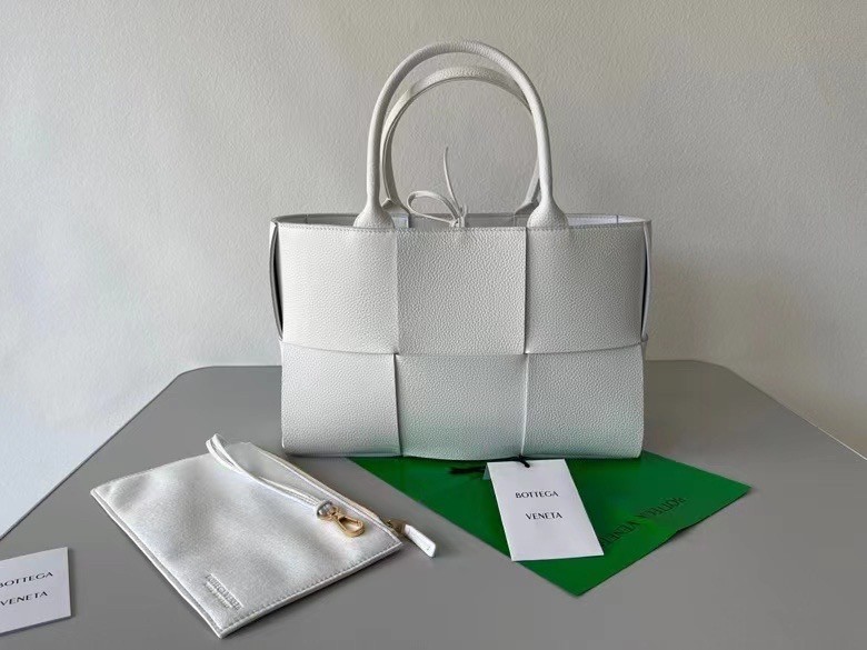 Bottega Veneta Arco Small Tote In White Grained Leather 377