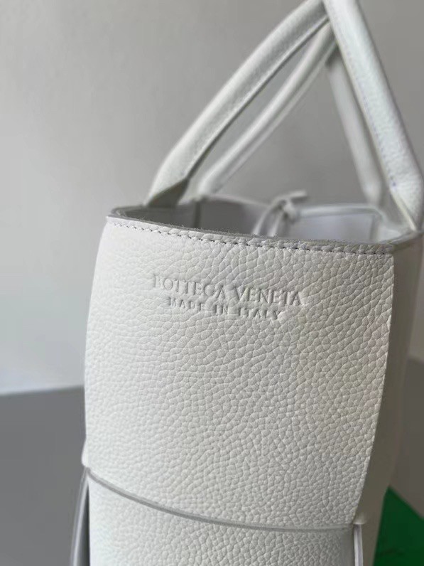 Bottega Veneta Arco Small Tote In White Grained Leather 377