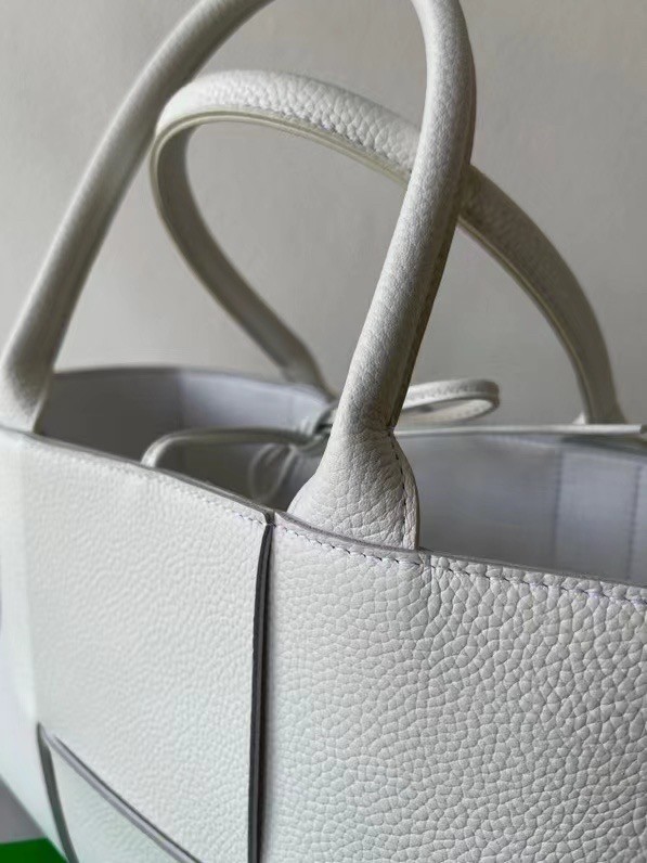 Bottega Veneta Arco Small Tote In White Grained Leather 377