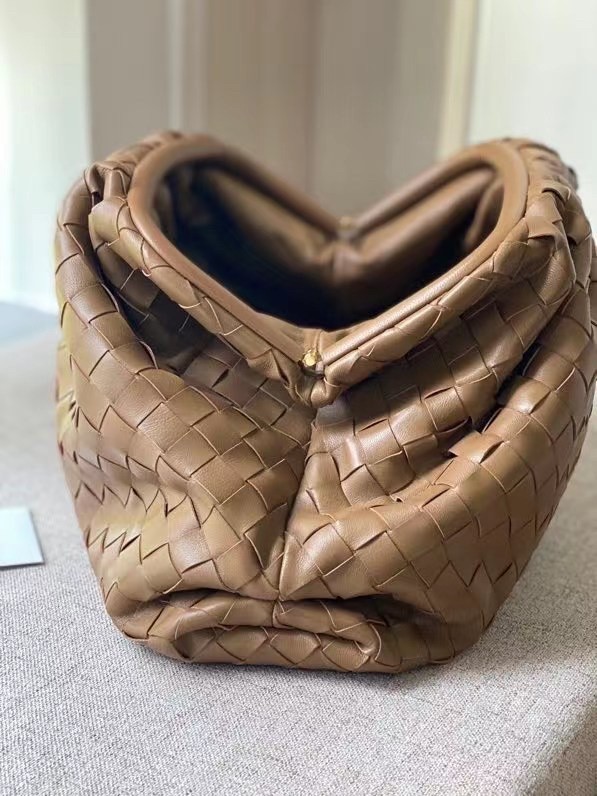 Bottega Veneta Large Pouch Clutch In Caramel Intrecciato Lambskin 929