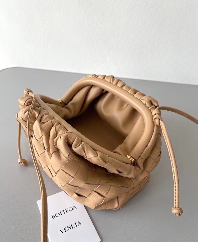 Bottega Veneta Mini Pouch In Beige Intrecciato Lambskin 002