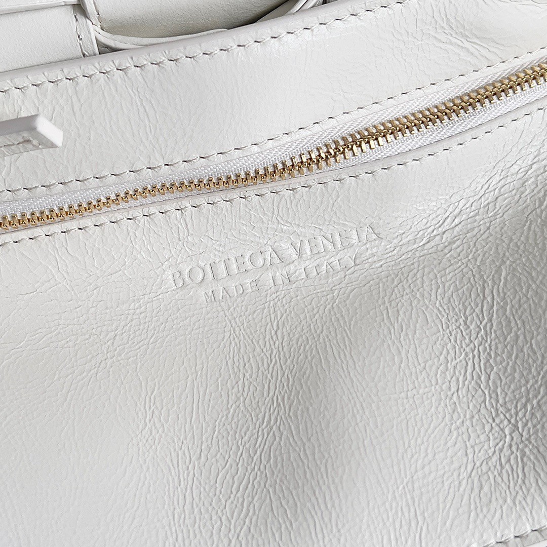 Bottega Veneta Cassette Bag In White Foulard Intreccio Leather 076