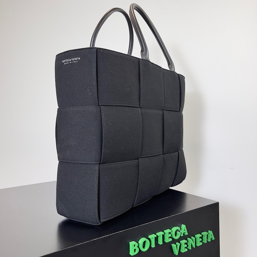 Bottega Veneta Large Arco Tote Bag In Black Intrecciato Canvas 168