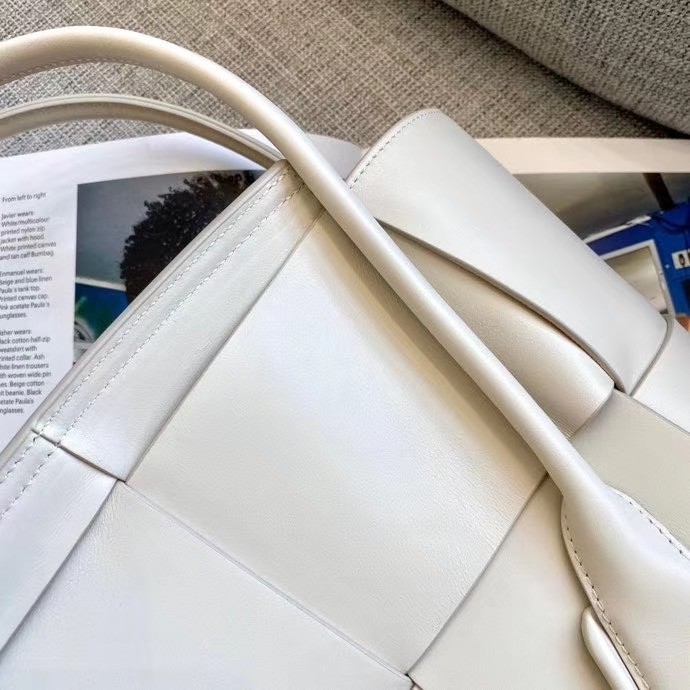 Bottega Veneta Arco Medium Bag In White Intrecciato Calfskin 218