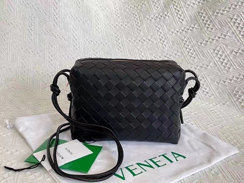 Bottega Veneta Small Loop Bag In Black Intrecciato Lambskin 639