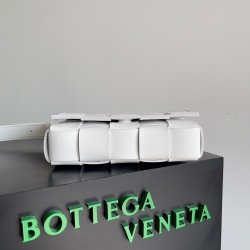 Bottega Veneta Small Cassette Bag In White Intrecciato Lambskin 132