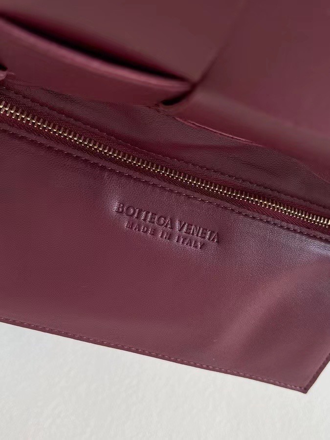 Bottega Veneta Cassett Bag In Bordeaux Intrecciato Lambskin 178