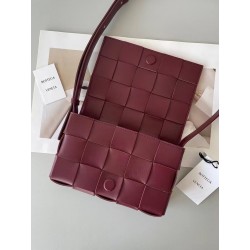 Bottega Veneta Cassett Bag In Bordeaux Intrecciato Lambskin 178