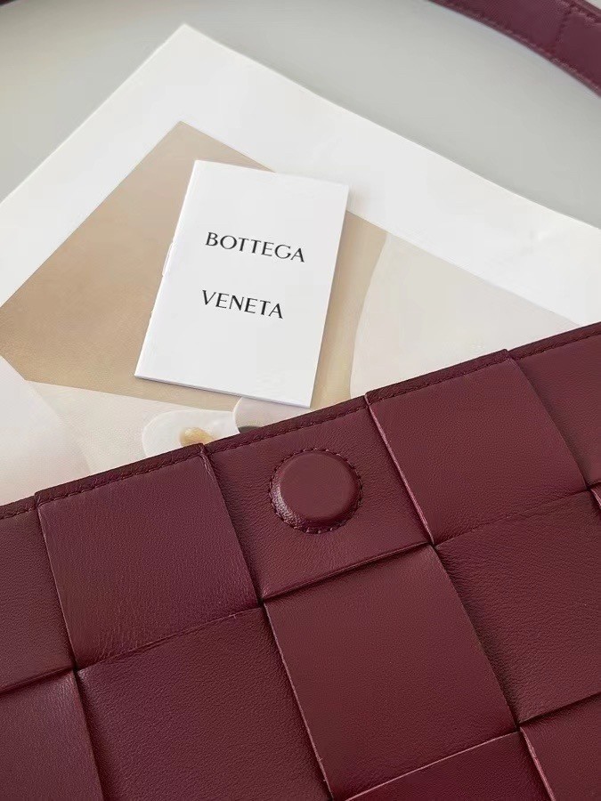 Bottega Veneta Cassett Bag In Bordeaux Intrecciato Lambskin 178