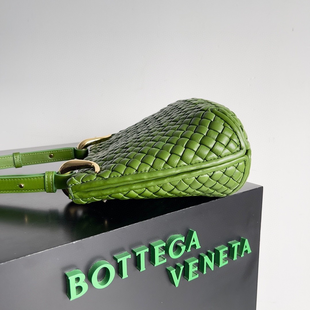 Bottega Veneta Clicker Small Bag in Avocado Intrecciato Lambskin 379